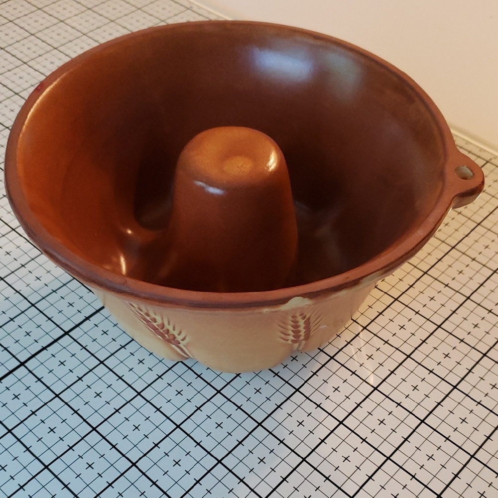USA Bakeware Bundt Shaped Earthenware